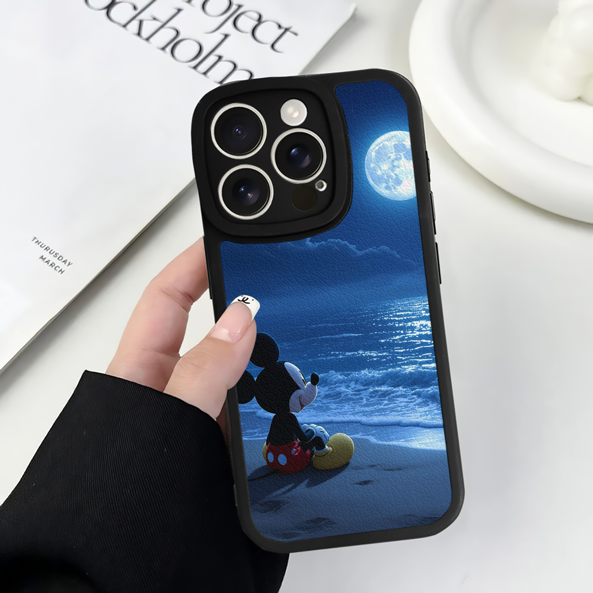 （画像用） ミッキーマウス Mickey Mouse 【iPhone 16シリーズ対応】シリコンスマホケース（レザー調） 材質：シリコン